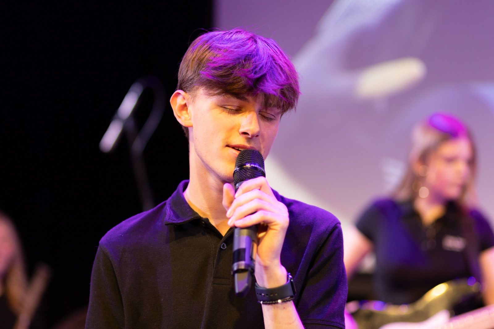 Juul Scheers performing